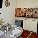 House Inside Garden Apartman *