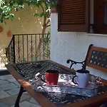 House Inside Garden Apartman