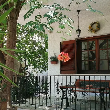 Apartman House Inside Garden