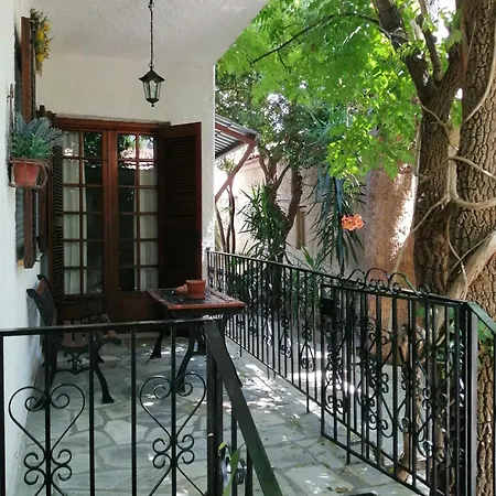 House Inside Garden Apartment *