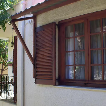 House Inside Garden Apartment *